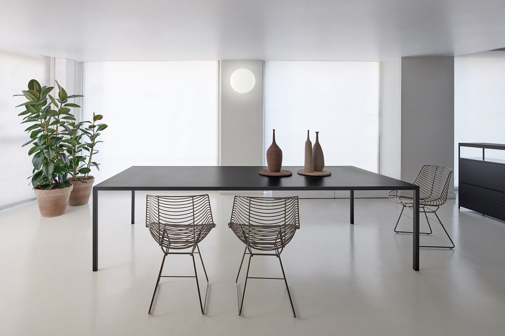 Flow Filo Stuhl von MDF Italia mit Kufengestell, geeignet für Indoor und Outdoor, im minimalistischen Design.