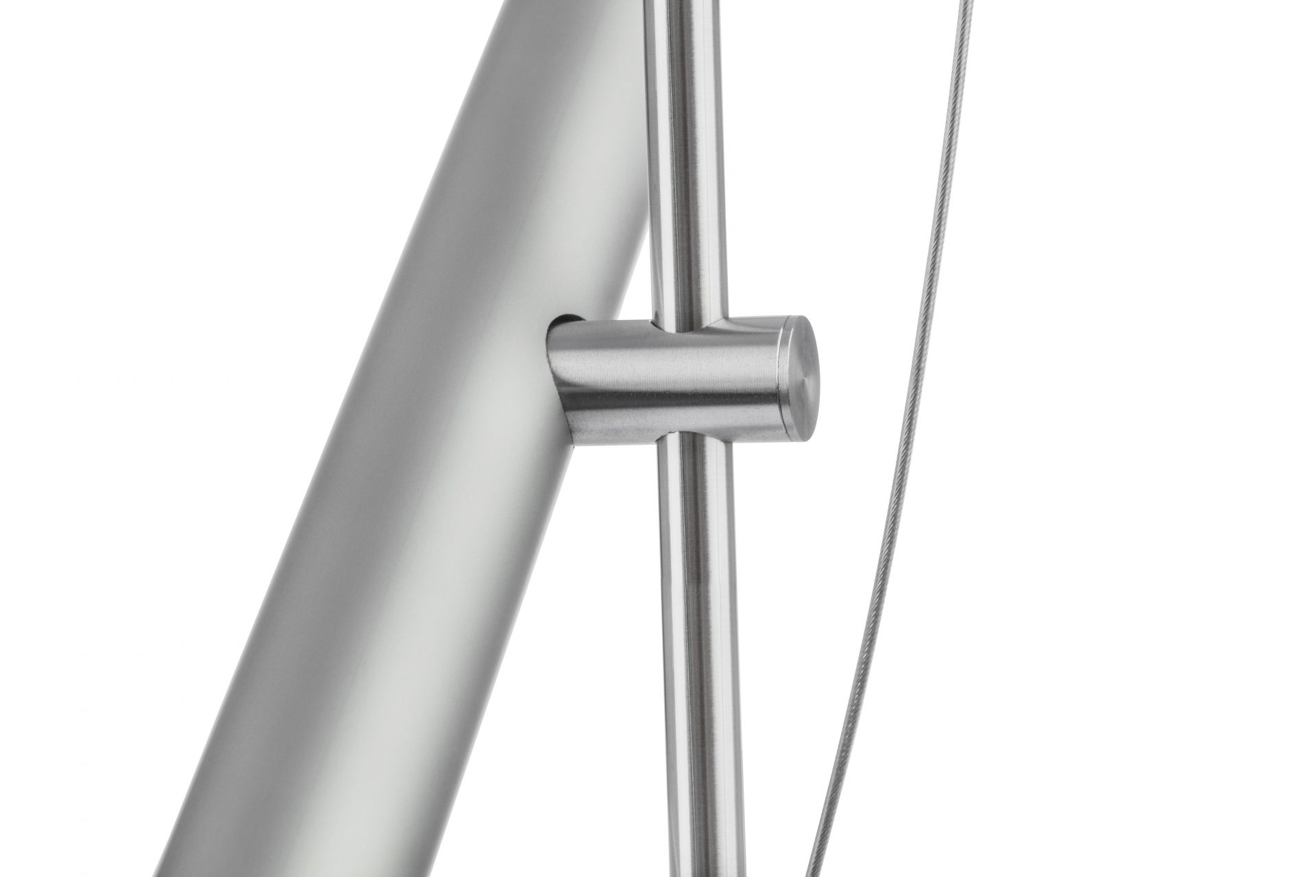 Detailaufnahme der LINIjA T Tischleuchte von Baltensweiler: Metallstruktur und filigranes Kabel.