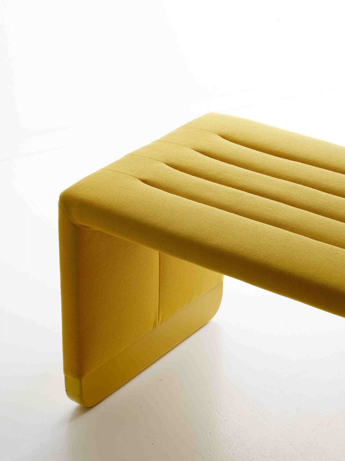Gelbe Cor Bridge Polsterbank mit gerippter Sitzfläche, moderne Sitzbank für Wohnzimmer und Wartebereiche.