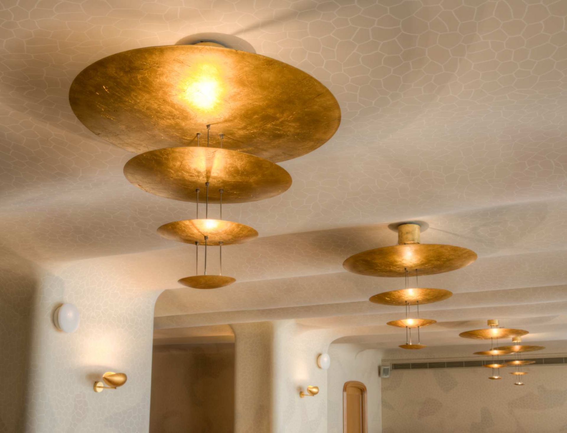 Goldene Macchina della Luce Hängeleuchte von Catellani & Smith, exklusive Designerlampe für Wohnräume.