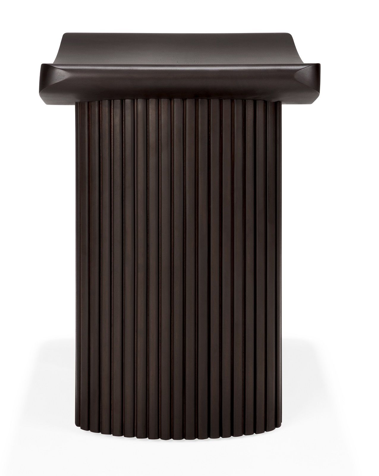 Roller Max Hocker von Ethnicraft, dunkelbrauner Mahagoni-Holzhocker mit geriffelter Oberfläche für Wohnzimmer und Esszimmer.