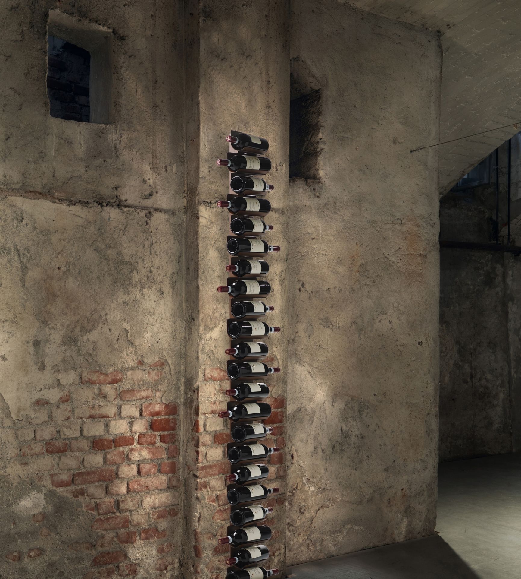 Ptolomeo Vino Weinregal an rustikaler Wand mit Weinflaschen. Modernes Weinregal für stilvolle Weinlagerung.