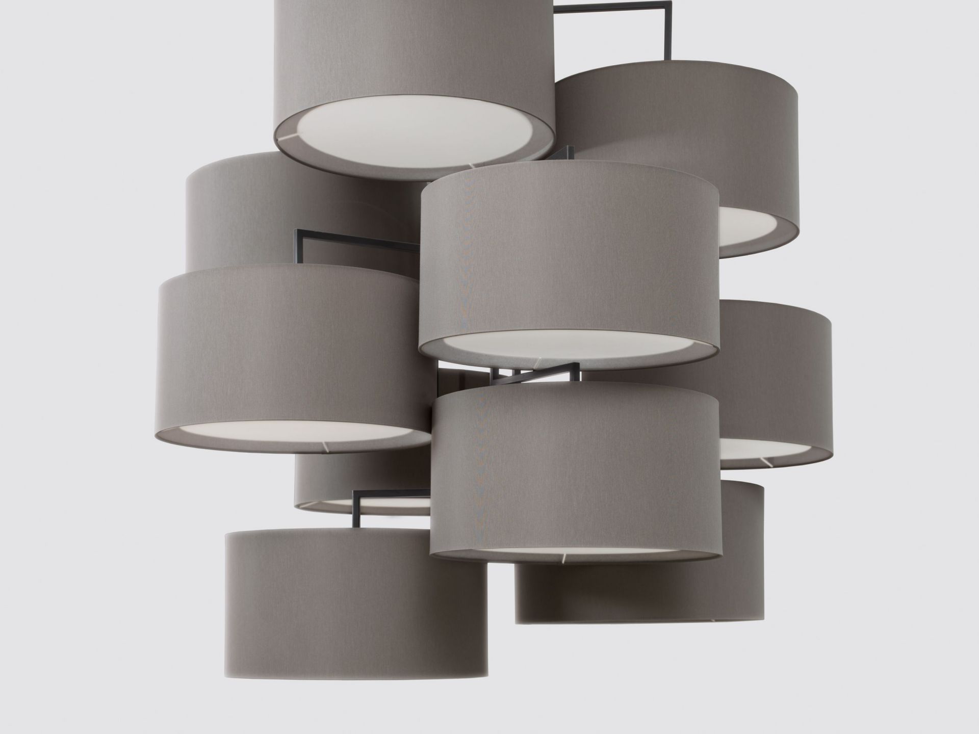 NOON 12 Deckenleuchte in Warmgrau: Moderne Hängeleuchte mit mehreren zylindrischen Lampenschirmen für stilvolle Raumbeleuchtung.