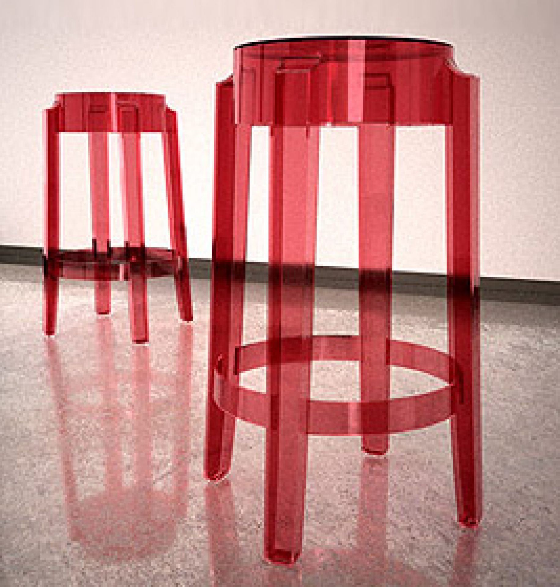 Zwei rote Charles Ghost Hocker von Kartell, transparentes Design, moderne Barhocker für Küche oder Bar.