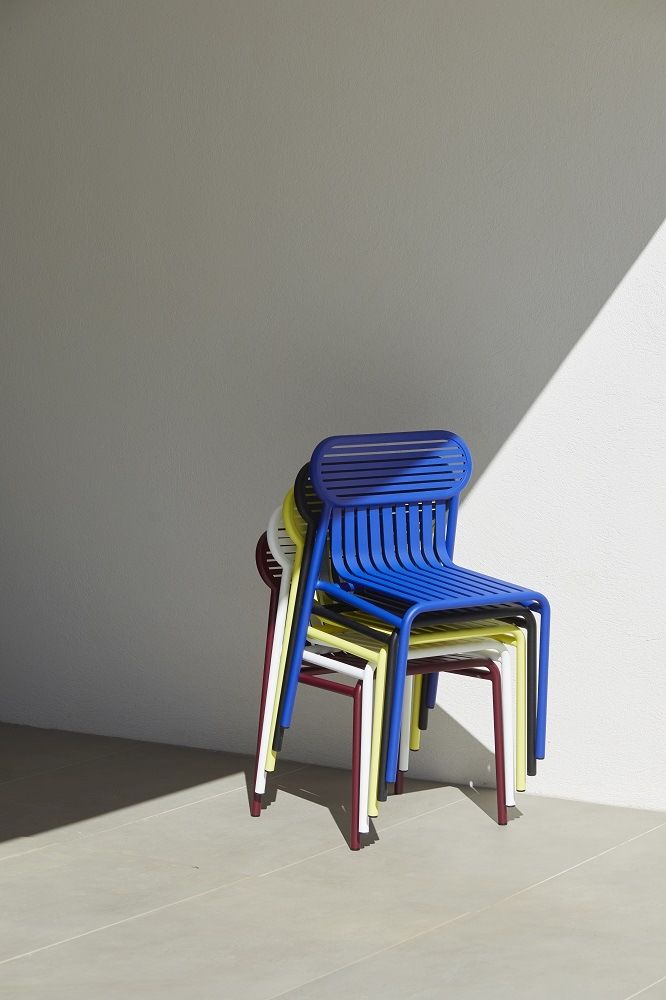Stapel bunter Week-End Stühle von Petite Friture, ideal für Garten, Balkon und Terrasse.