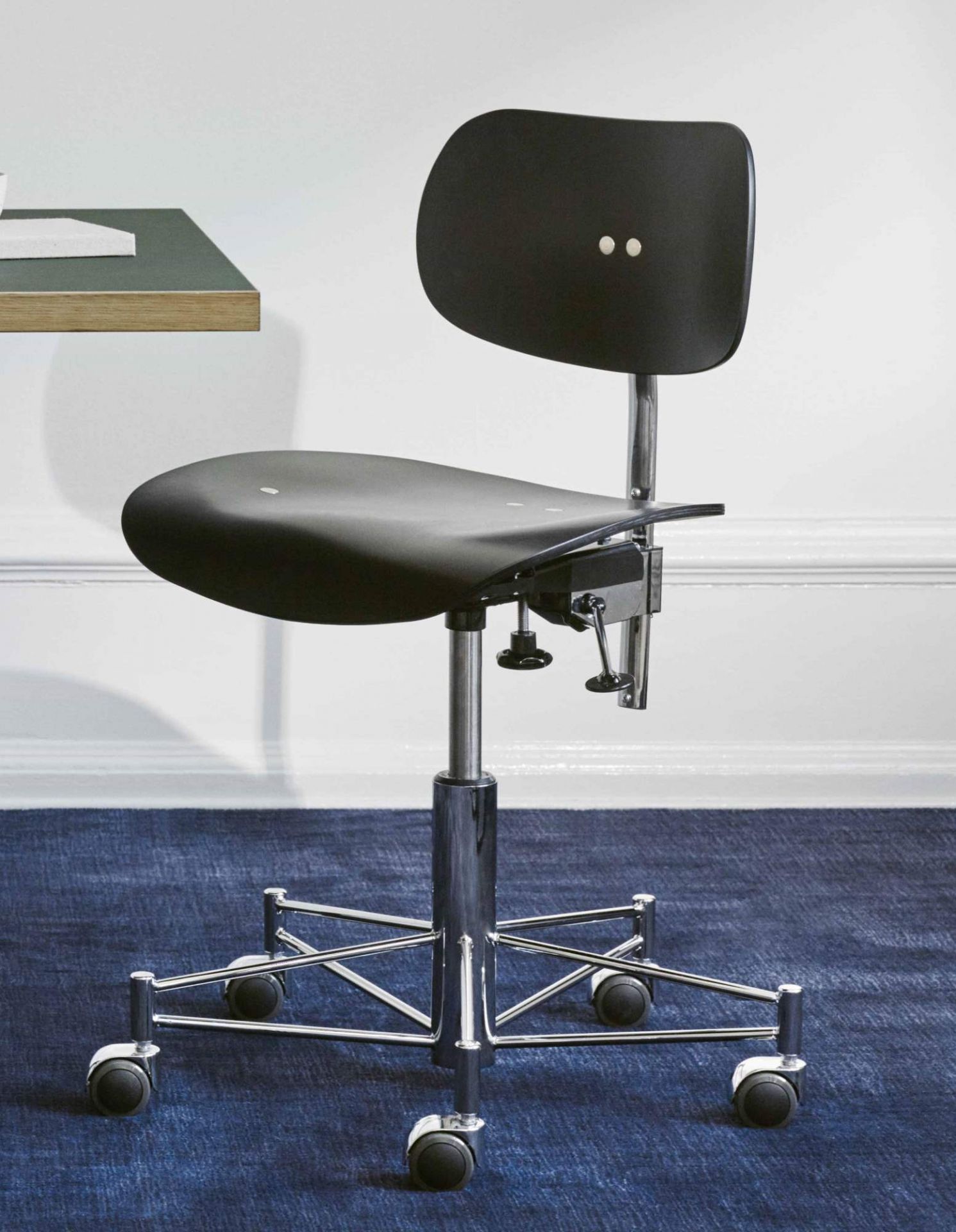 SBG 197 R Drehstuhl von Wilde+Spieth: Ergonomischer Bürostuhl mit schwarzer Sitzfläche und Rückenlehne.