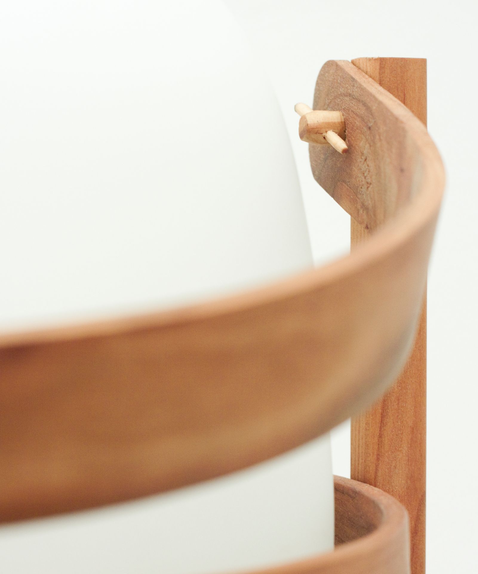 Detailaufnahme der Cesta Tischleuchte von Santa & Cole mit Holzgestell und weißem Diffusor.