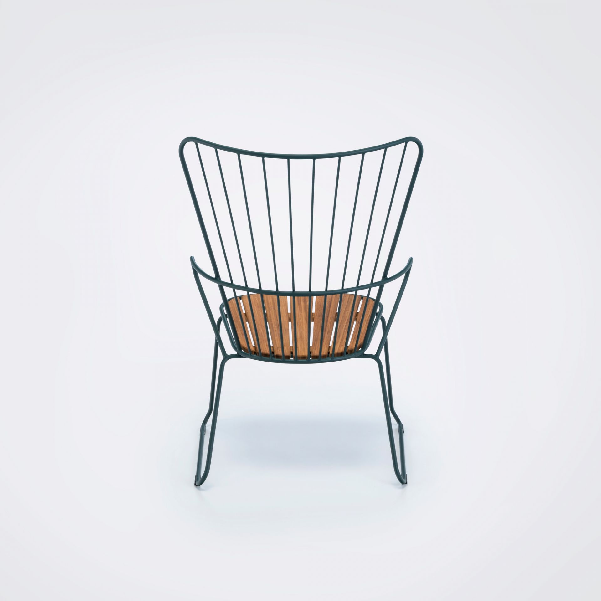 Paon Outdoor Lounge Chair von Houe: Gartenstuhl mit Holz-Sitzfläche und filigranem Metallgestell.