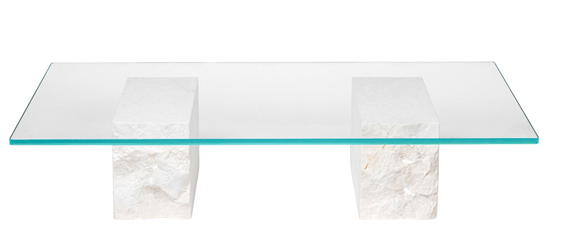 Mineral Couchtisch mit Glasplatte und zwei weißen, strukturierten Steinsockeln. Ferm Living Design.