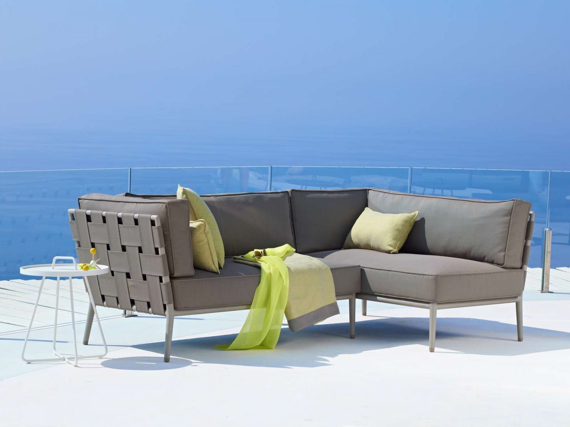 Conic Outdoor Sofa, hellgrau, 2-Sitzer Modul mit Cane-Line Webstruktur. Modernes Gartenmöbel für Terrasse und Balkon.