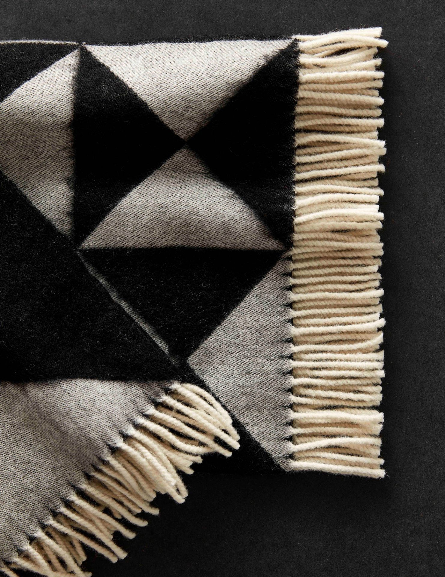 Detailaufnahme: Verpan Mirror Throw Überwurf mit geometrischem Muster und Fransen, schwarz-weiß.