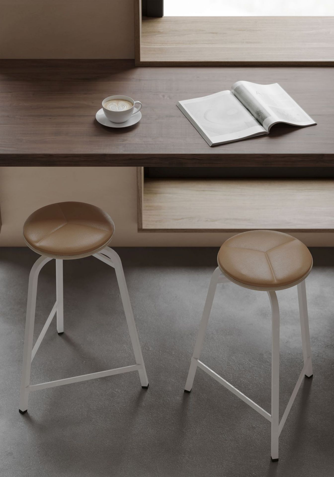 Zwei Treble Barhocker in Weiß mit braunem Ledersitz an einer Küchentheke mit Deko.