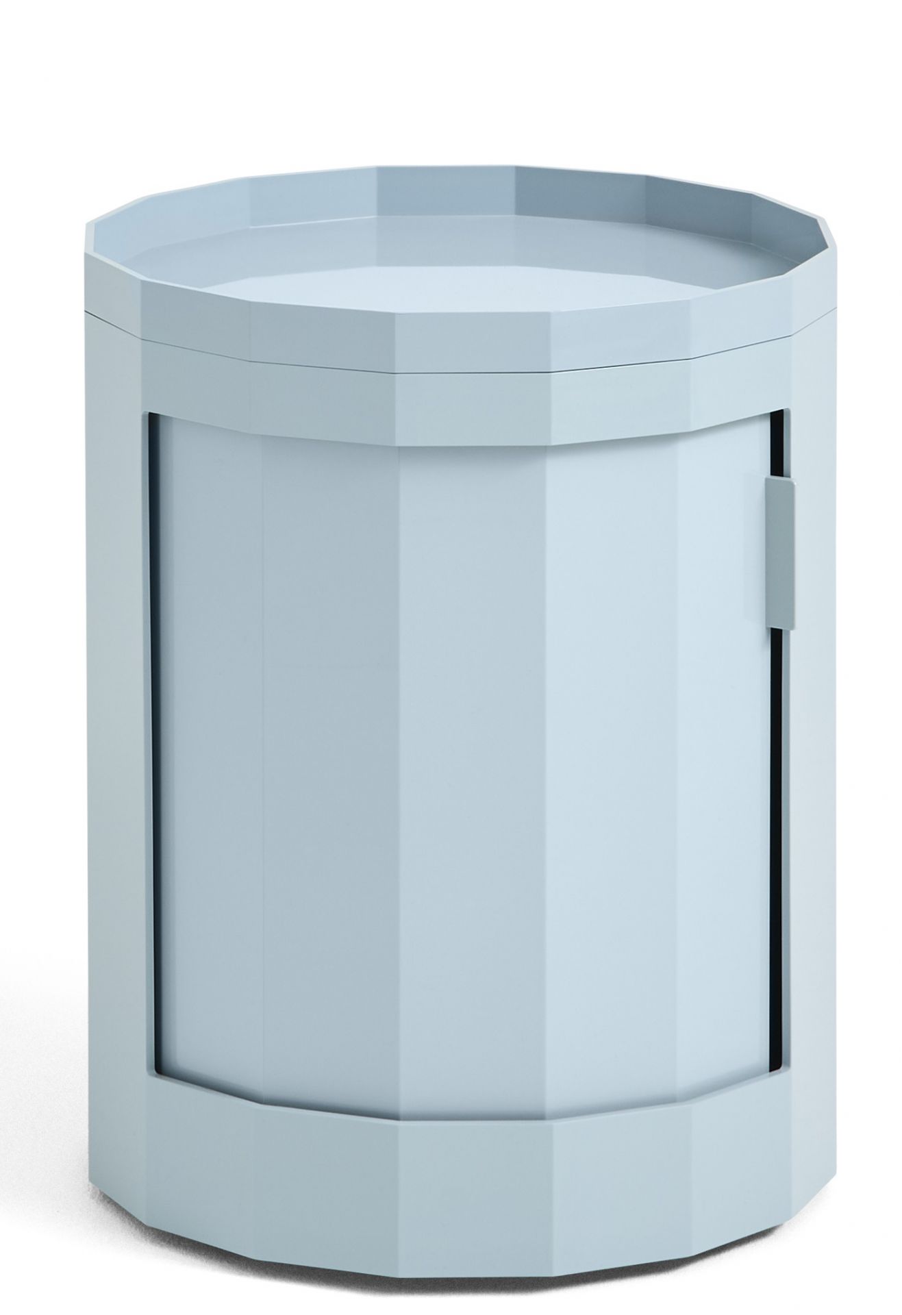 Facet Cabinet Low von Hay in Misty Blue: Kleiner, blauer Stauraumschrank mit Tür.