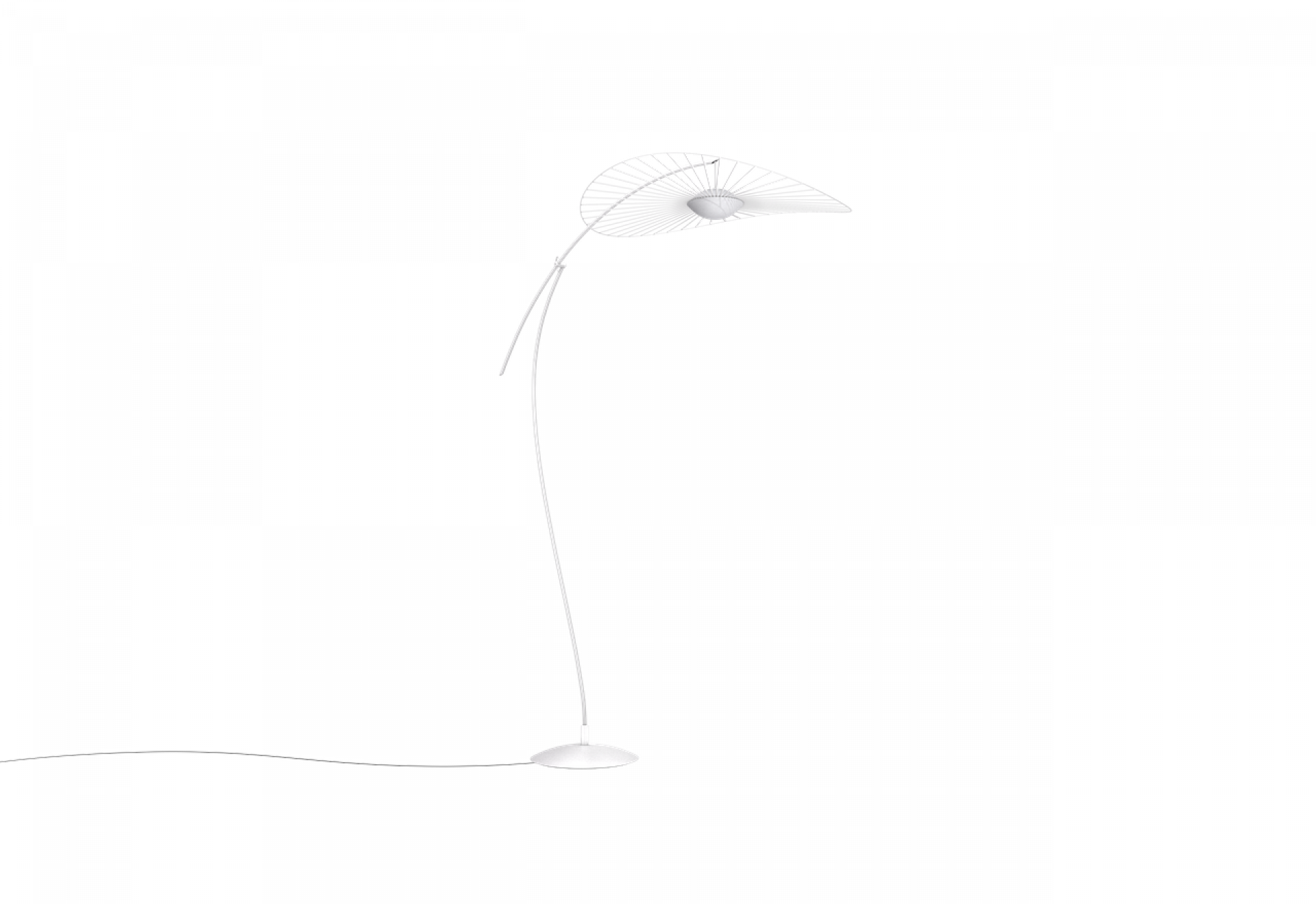 Weiße Vertigo Nova Stehleuchte von Petite Friture mit filigranem Lampenschirm und schlankem, gebogenem Fuß.