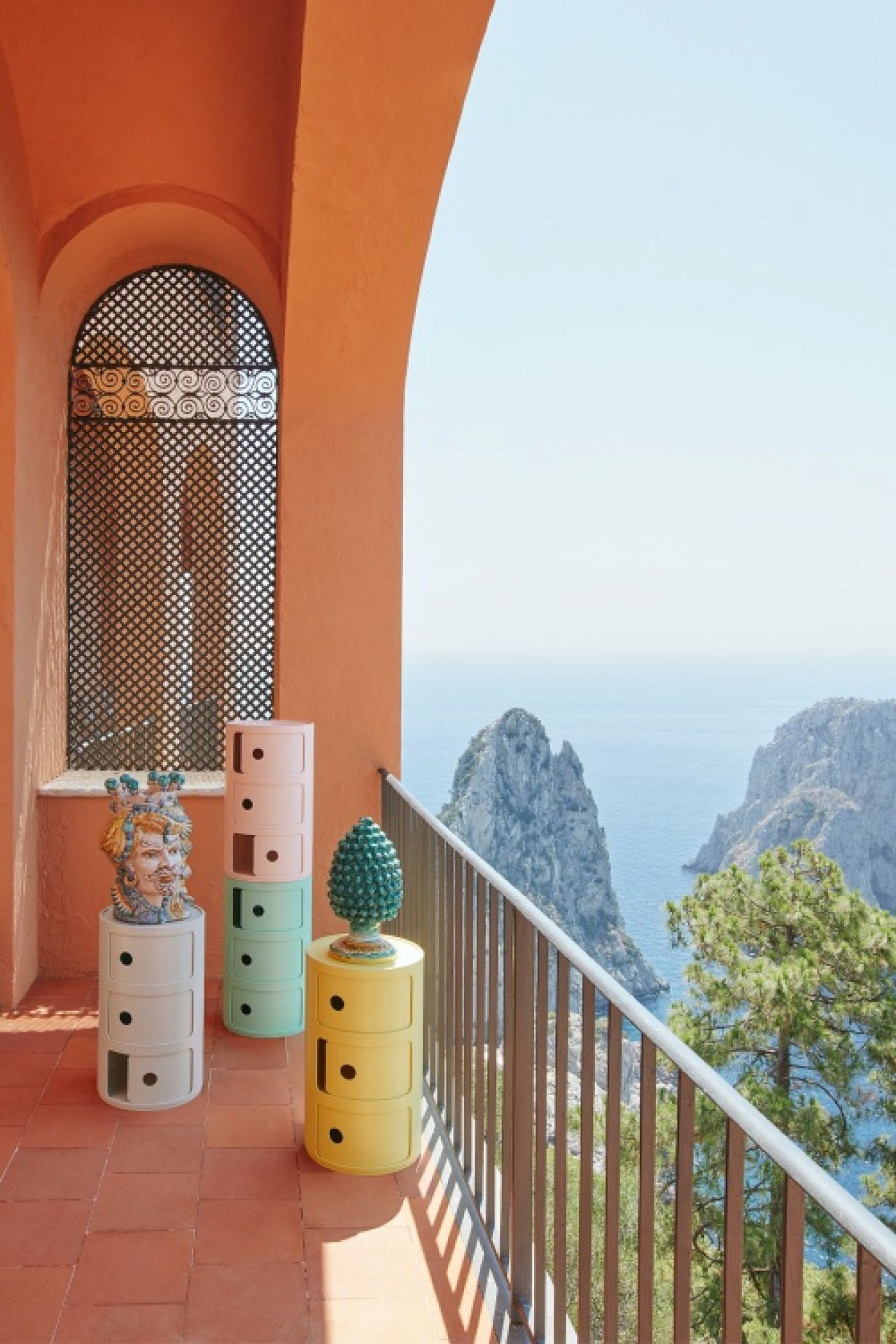 Componibili BIO 3er Element Kartell in Creme, Pastellfarben. Modulares Aufbewahrungsmöbel für stilvolles Wohnen.