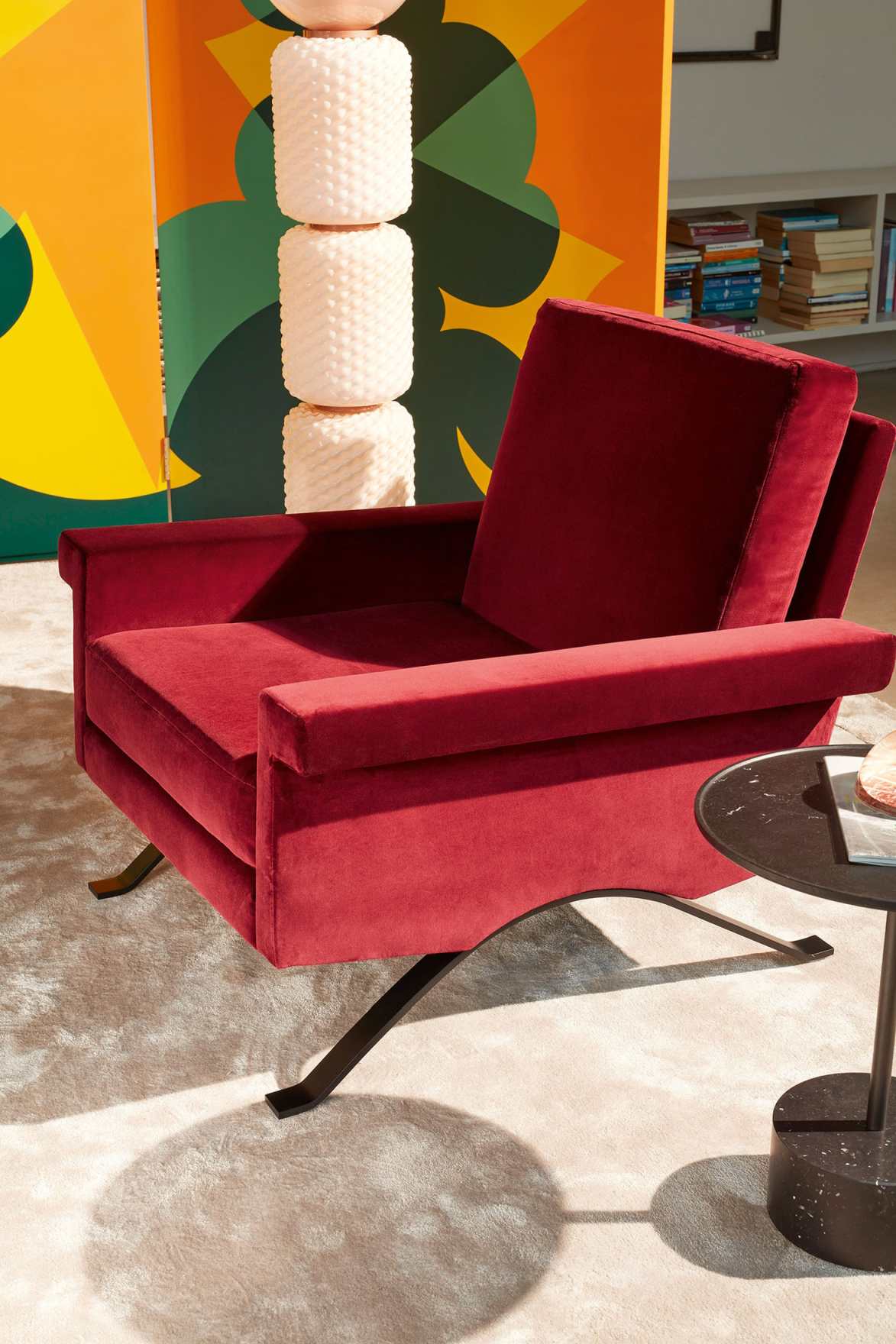 Roter Sessel mit Samtbezug und schwarzem Metallfuß, Teil der Cassina Möbelkollektion.