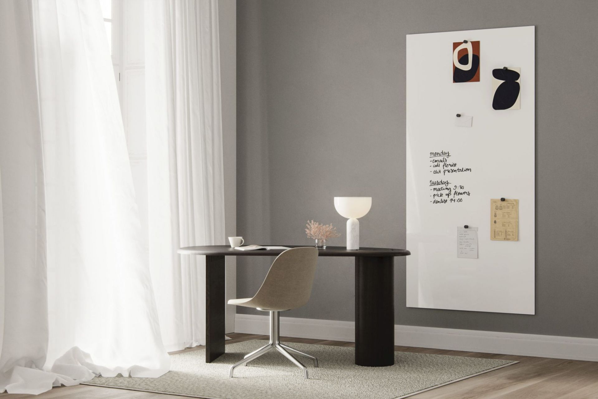 Chat Board Elements Glastafel: Magnetische Wandtafel in Weiß, genutzt als Notizboard im Büro.