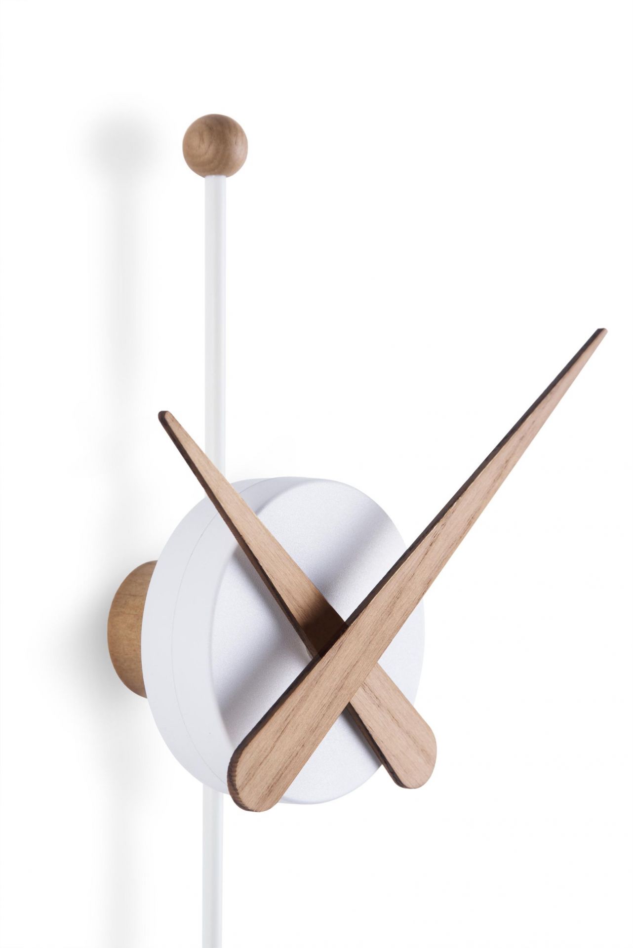 Punta Wanduhr: Moderne Designeruhr in Weiß mit Zeigern aus Eichenholz und weißem Stab.