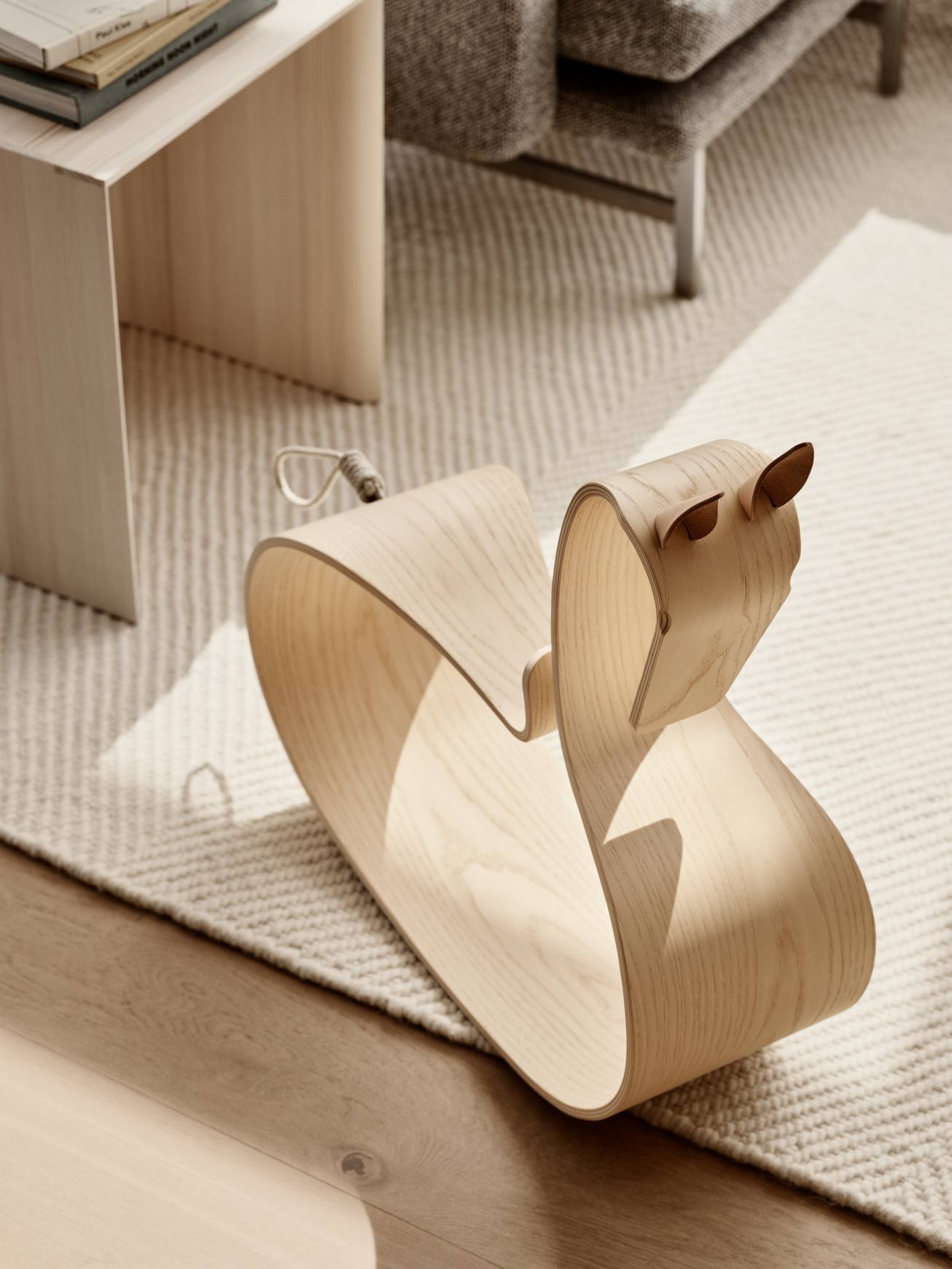 Schaukelpferd aus Esche, helles Holz, minimalistisches Design, Kindermöbel. Fritz Hansen inspiriertes Schaukeltier.