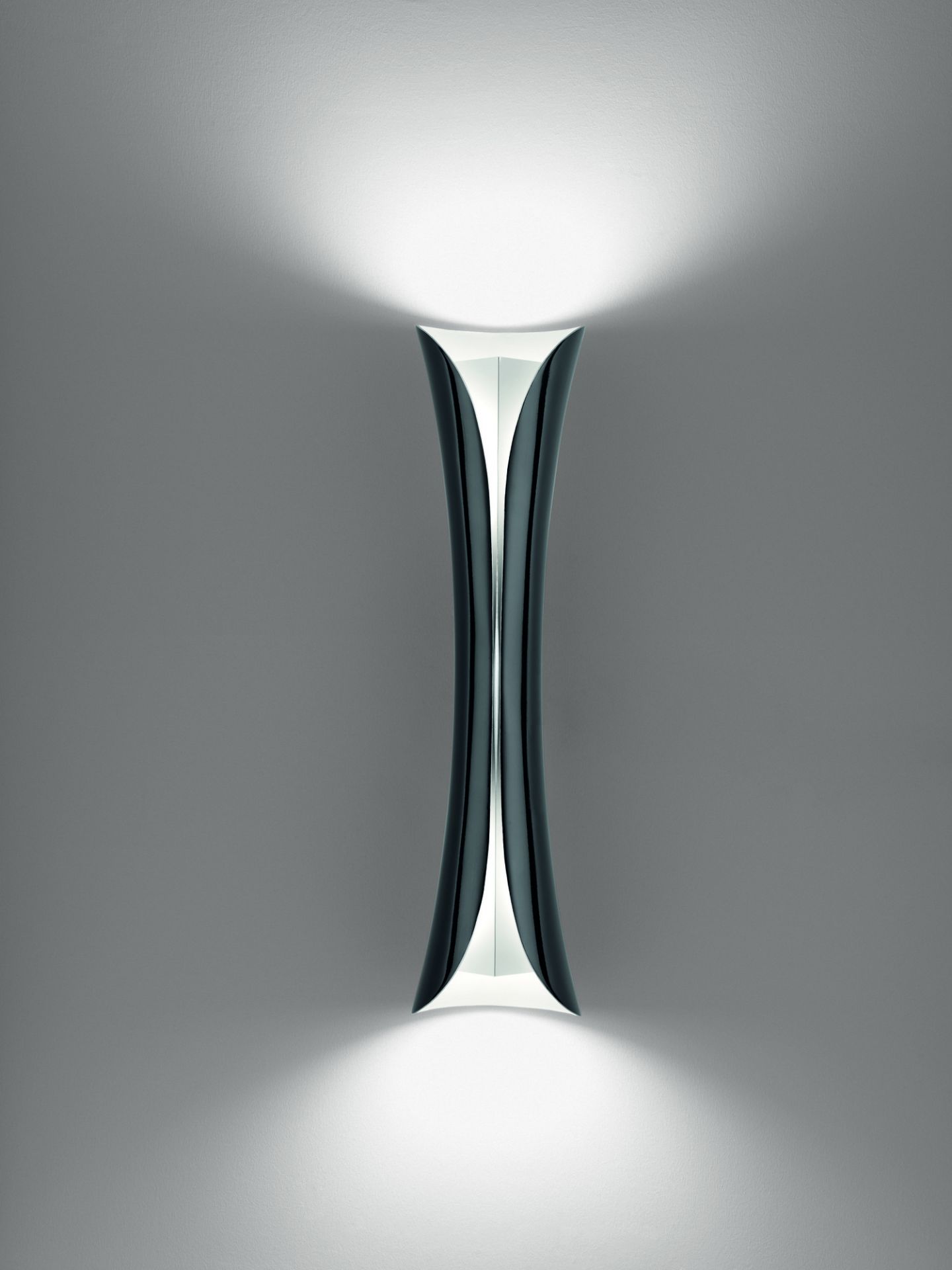 Cadmo LED Wandleuchte von Artemide, schwarz außen, weiß innen, indirekte Beleuchtung.