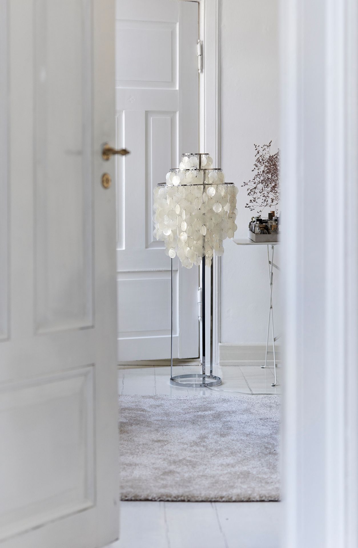 FUN 1STM Stehleuchte von Verpan mit Muscheln in einem hellen Raum.