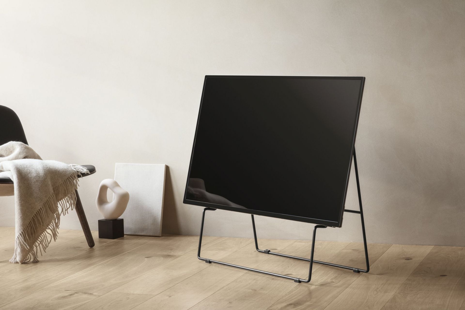 Schwarzer Carry TV-Ständer von Eva Solo mit minimalistischem Design und schlanken Metallbeinen.