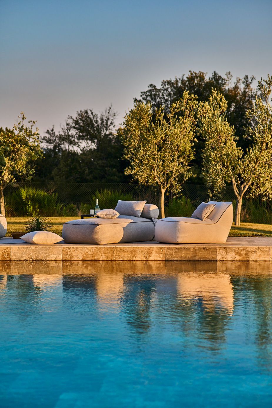 Maliha Lounge Hocker von Weishäupl neben Pool, Outdoor Sitzmöbel und Gartenmöbel.