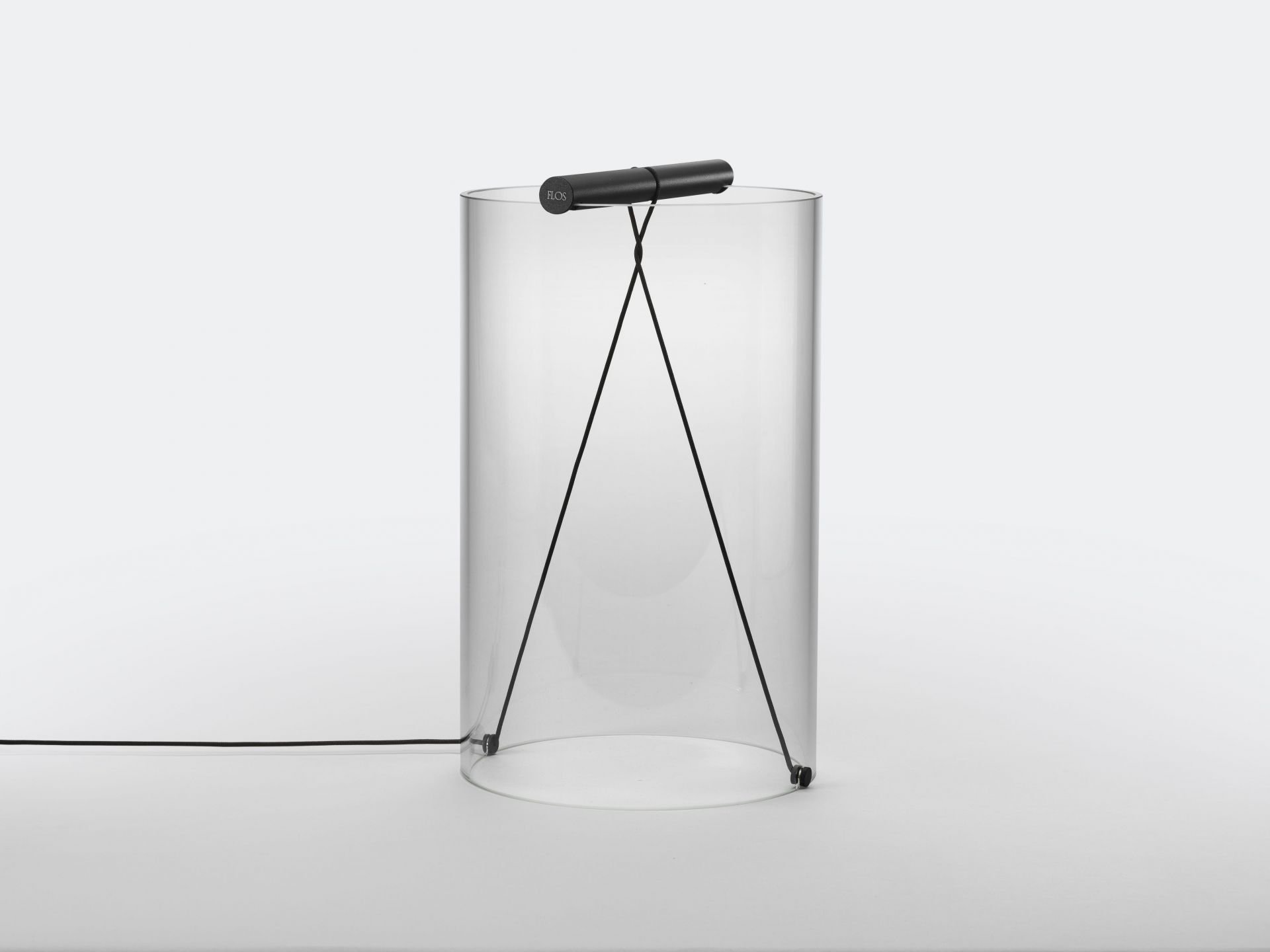 To-Tie T2 LED Tischleuchte von Flos, modernes Design mit schwarzem Lampenkopf und Glaszylinder.