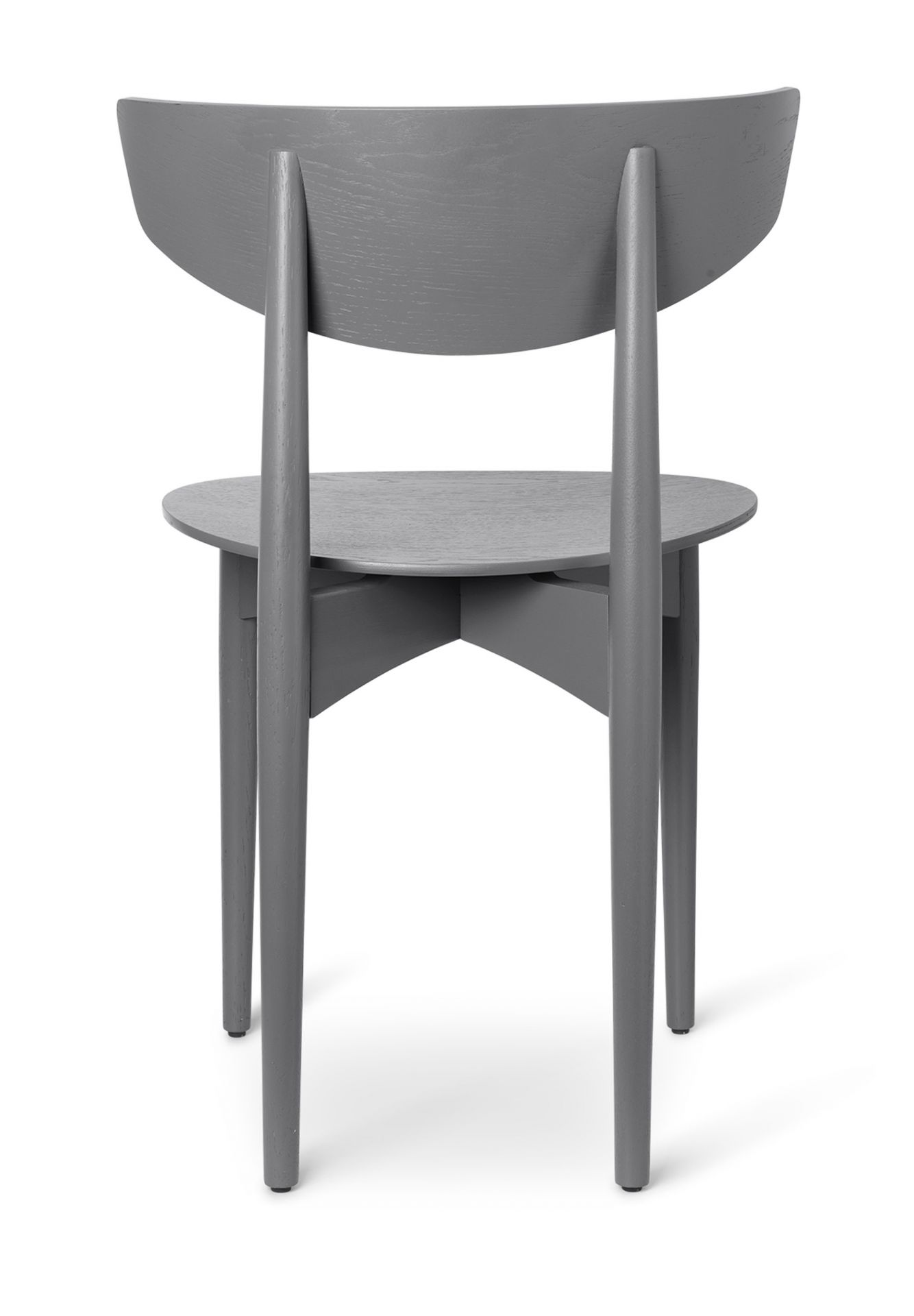 Rückansicht des Herman Esszimmerstuhls von Ferm Living in warmem Grau mit Holzgestell.