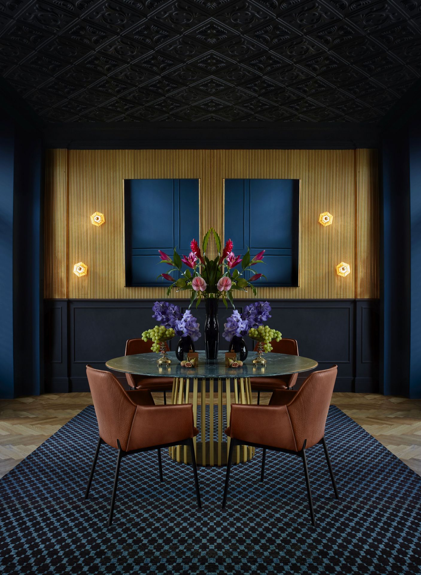 Marla Armlehnstuhl von Freifrau Manufaktur in braunem Leder, hohe Armlehnen, elegante Esszimmer-Einrichtung.