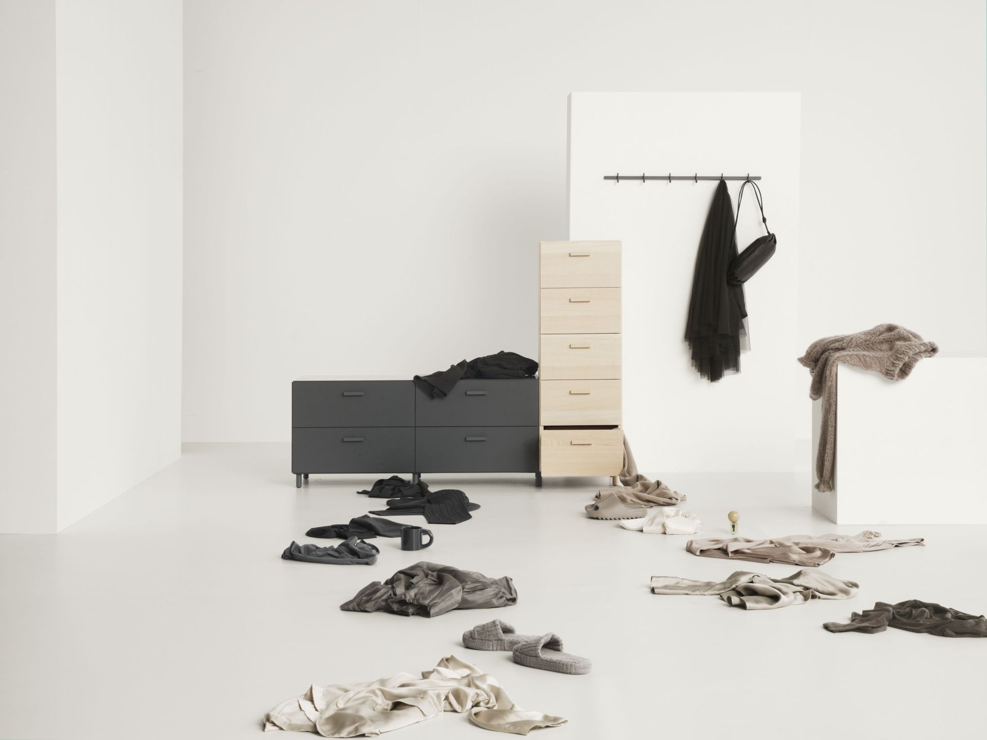 Relief Kommode niedrig mit Sockel weiß String Furniture