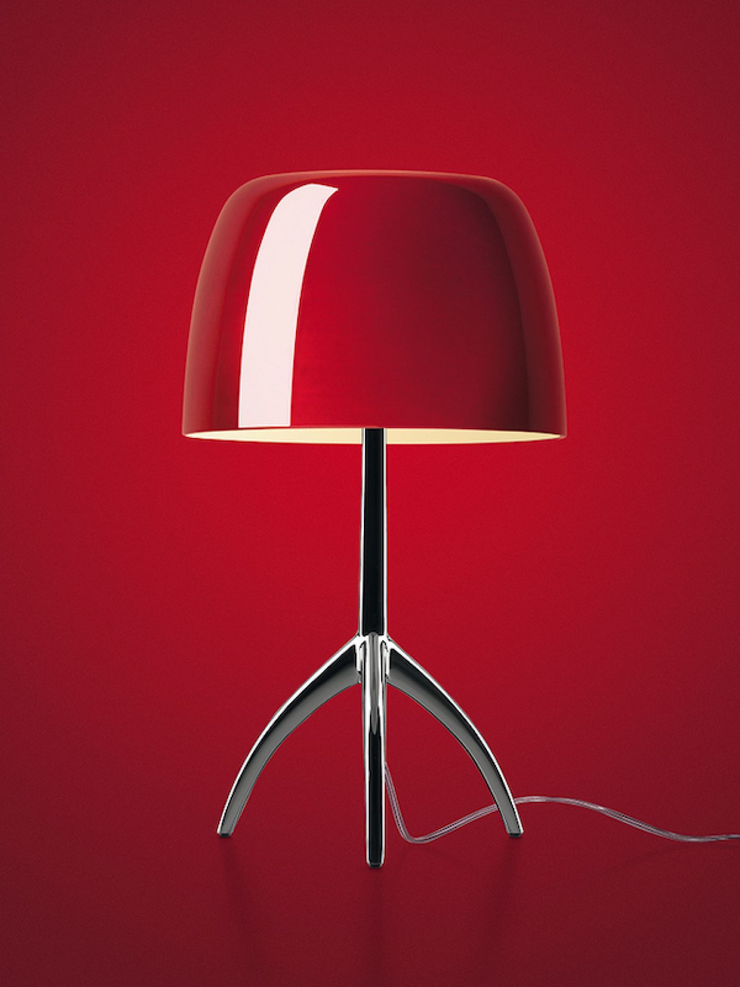 Rote Lumiere Tischleuchte von Foscarini mit Aluminiumfuß und warmweißem Licht.