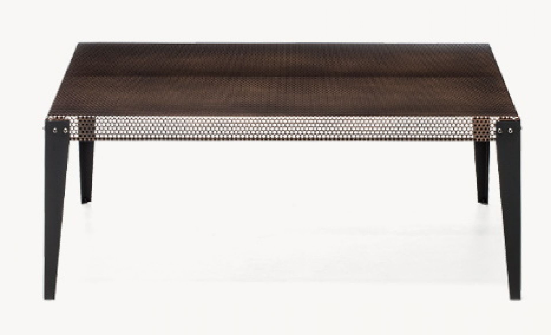 Nizza Couchtisch von Moroso Diesel, 140 cm breit, mit brauner Tischplatte und schwarzen Beinen.