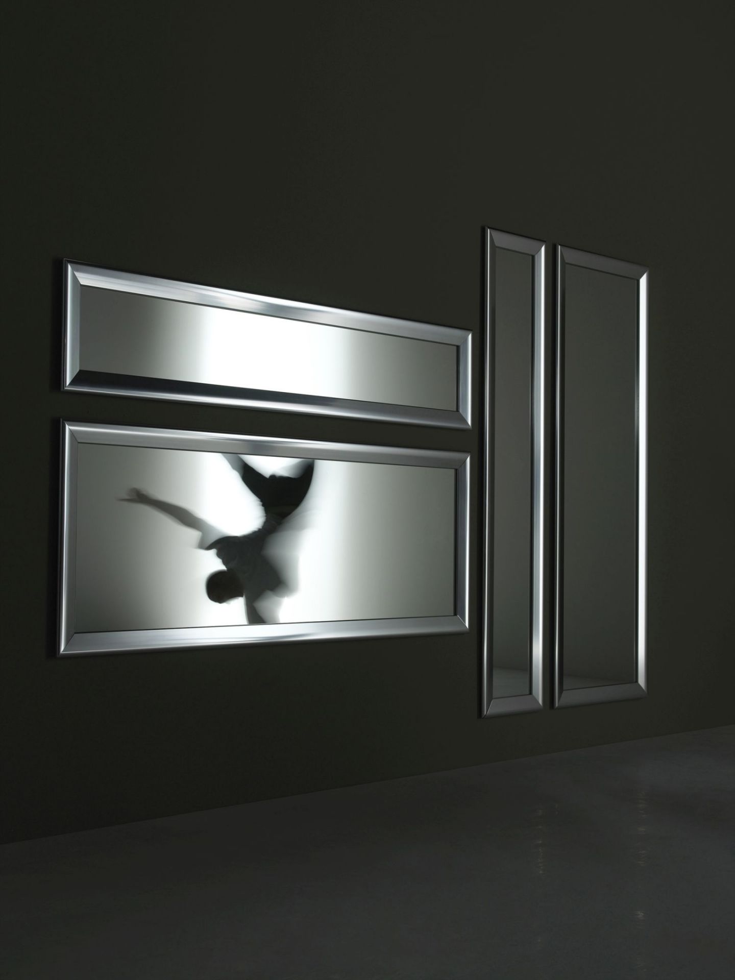 Yume Spiegel mit Rahmen von Casamania Horm, rechteckig und hochformatig, modernes Design für Wohnraum.