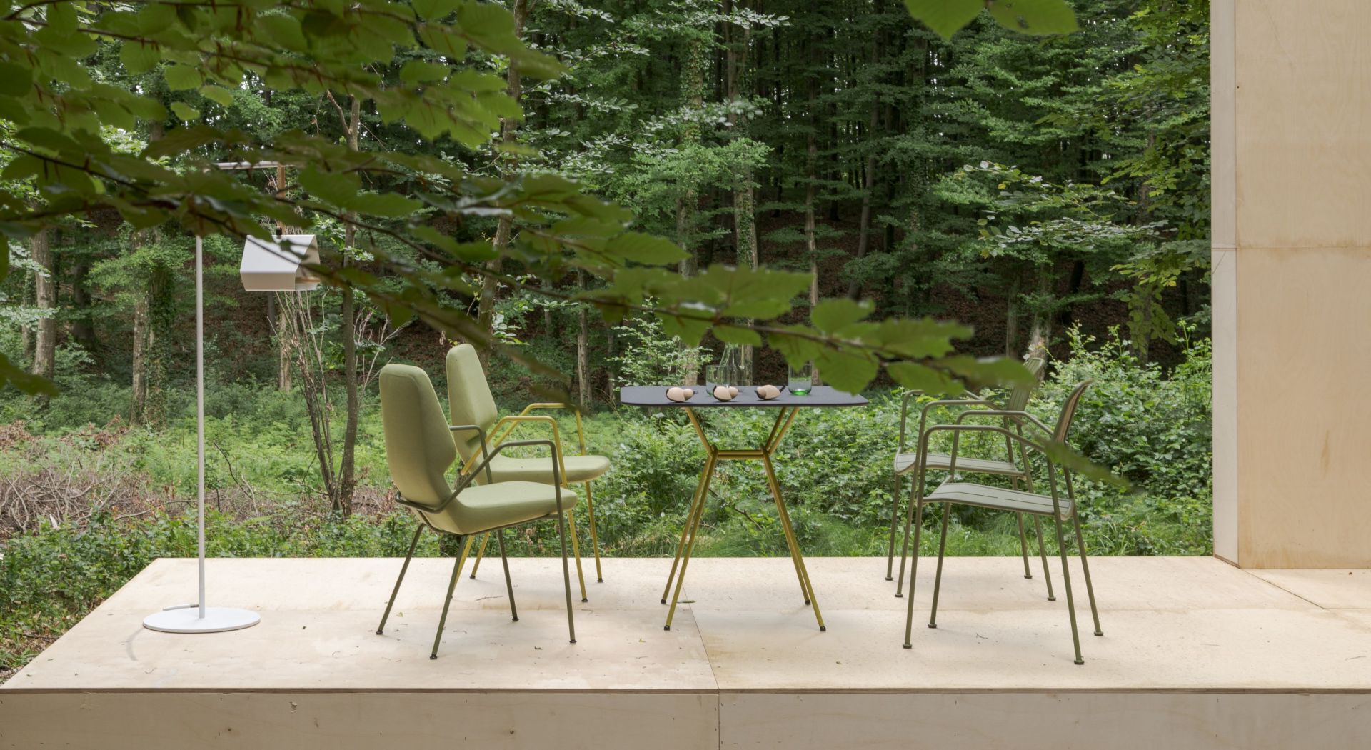 Oblique Stühle von Prostoria: Zwei grüne Stühle und Tisch im Freien, modernes Design.