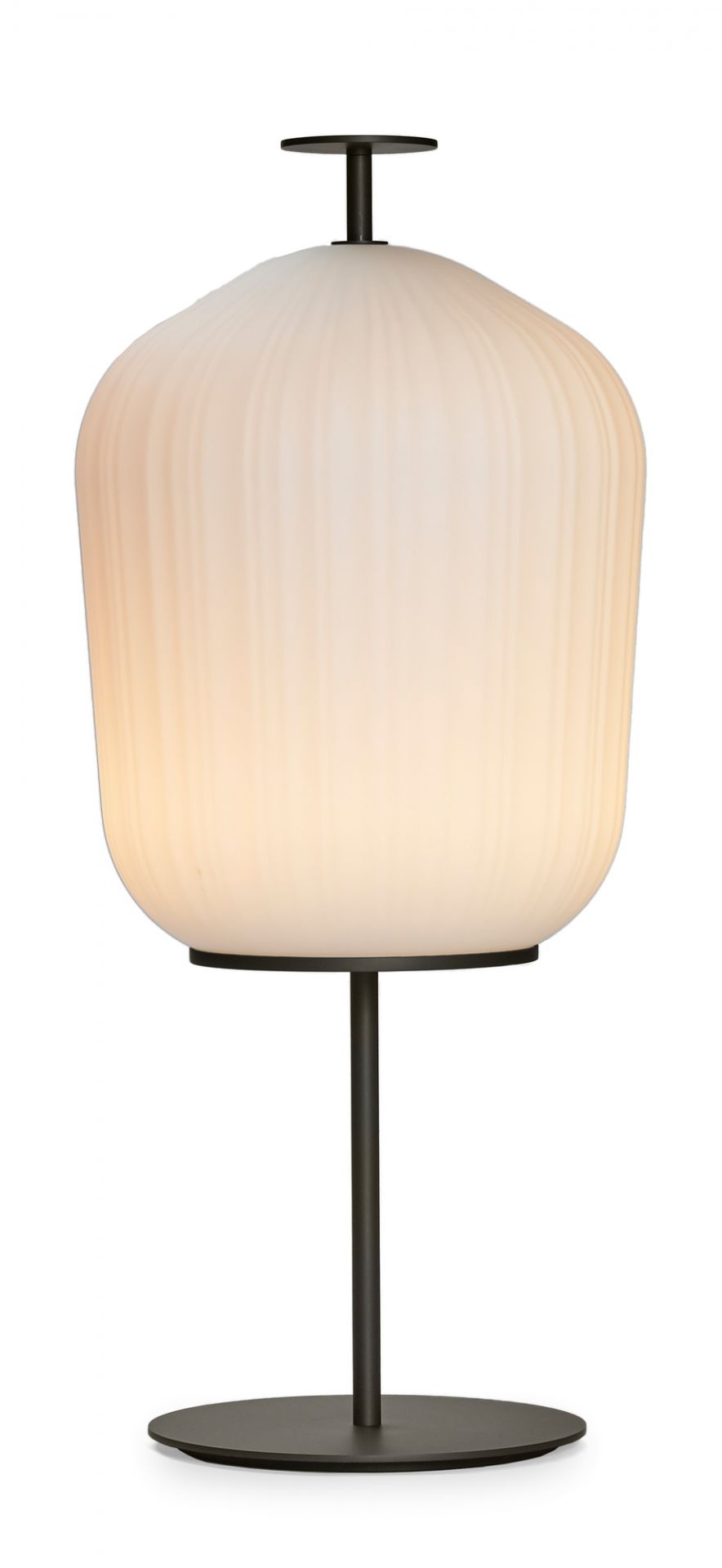 Plissée Stehleuchte von ClassiCon in Bronze: Elegante Bodenleuchte mit plissiertem Lampenschirm für stimmungsvolles Licht.