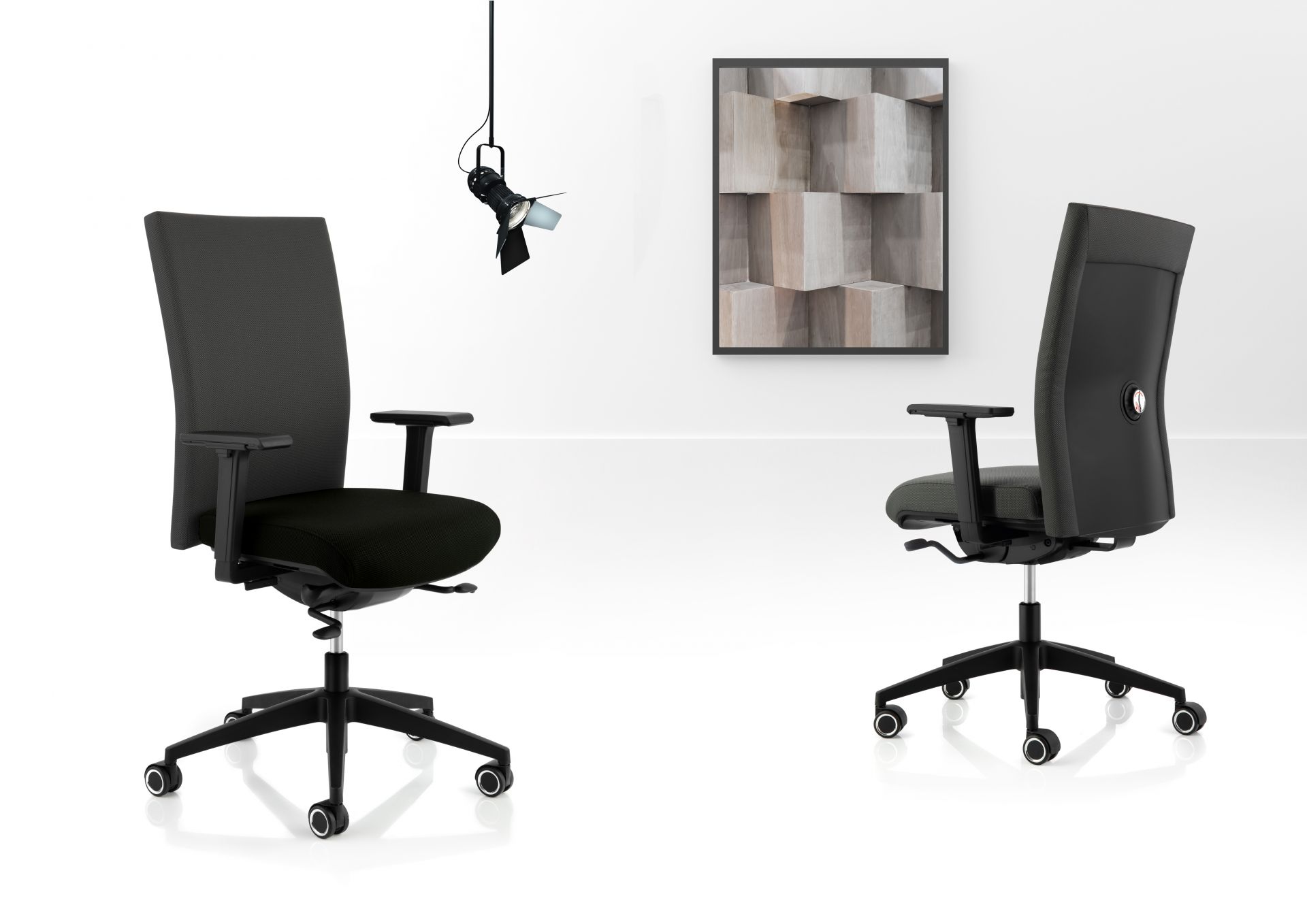 Selleo Edge Bürostuhl von Köhl, ergonomischer Drehstuhl in Schwarz, Ansicht von vorne und hinten.
