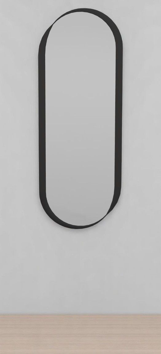 Kimo Wandspiegel von Schönbuch, länglicher Spiegel mit schwarzem Rahmen an einer weißen Wand.