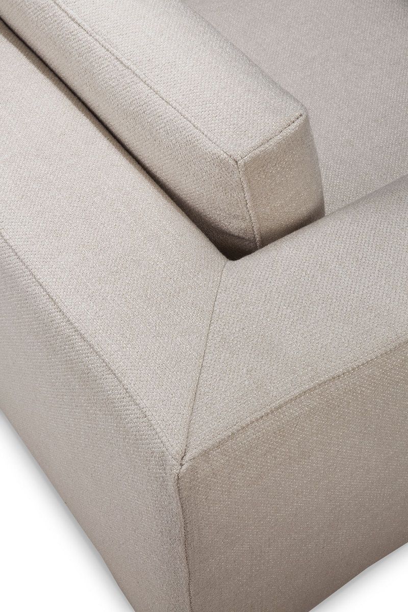 Detailaufnahme des Mellow Sofas von Ethnicraft in Elfenbeinfarbenem Stoff, Fokus auf Armlehne und Textur.