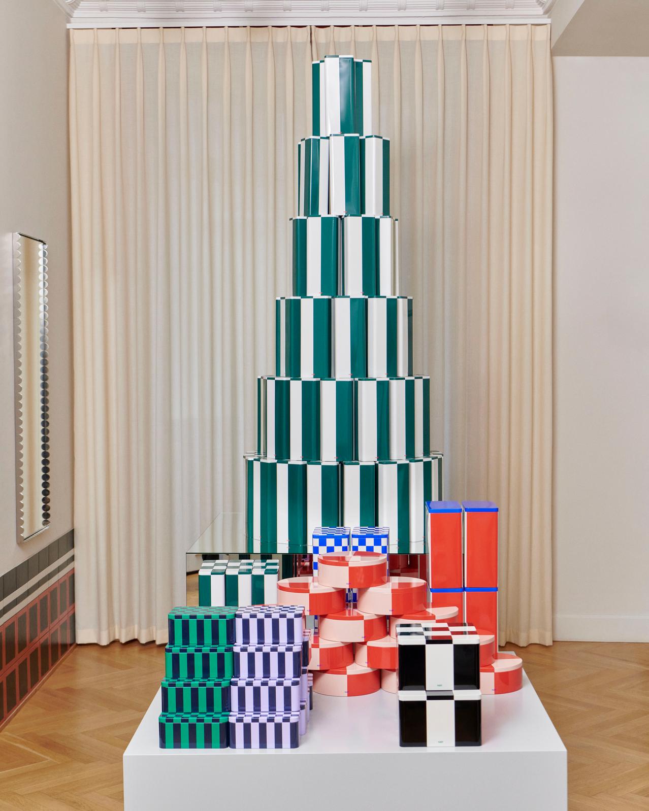 Tin Container Large Off-White and Red Aufbewahrungsbox Hay