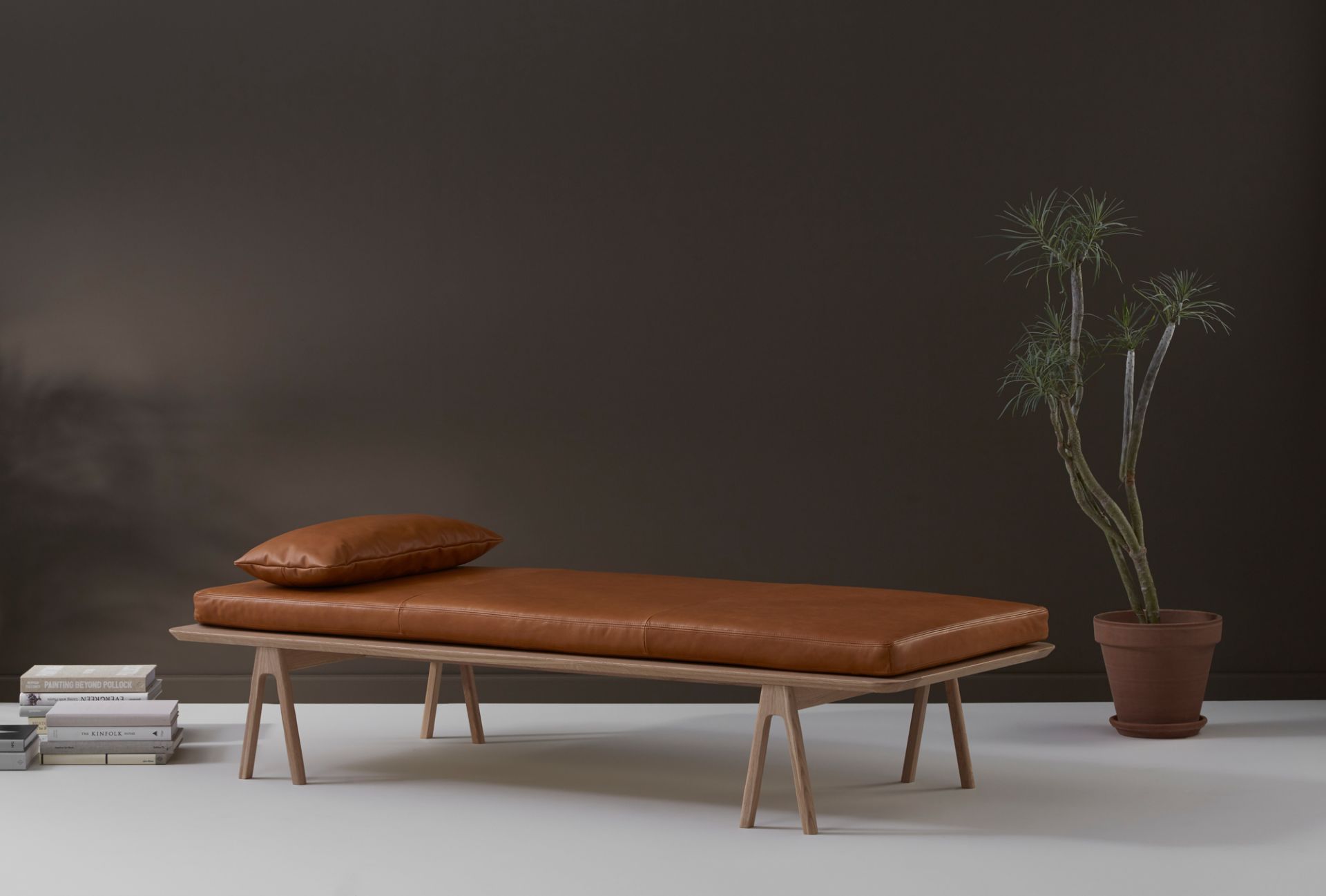 Level Daybed Liege von Woud, Leder Liege mit Kissen und Holzgestell.
