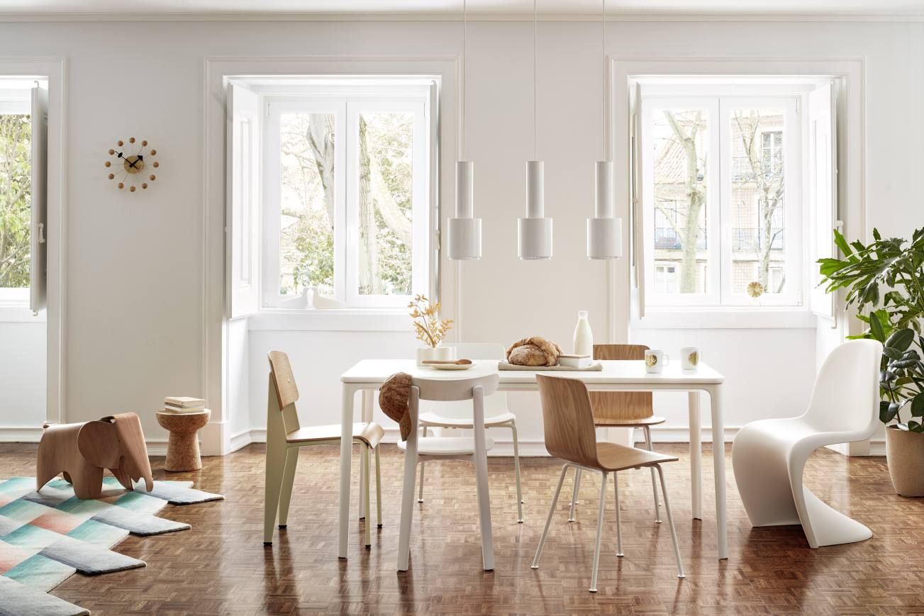 Esszimmer mit Vitra Ball Clock Wanduhr aus Kirschbaumholz an der Wand.