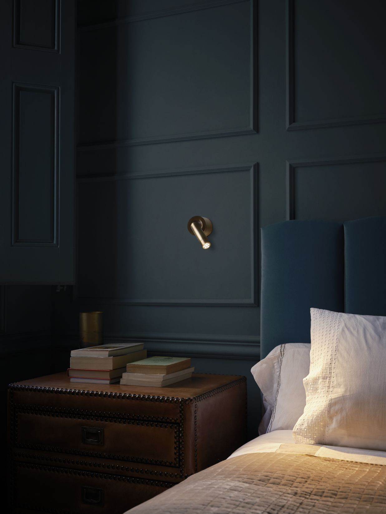Ledtube A Wandleuchte von Marset neben einem Bett im Schlafzimmer, modernes Design.