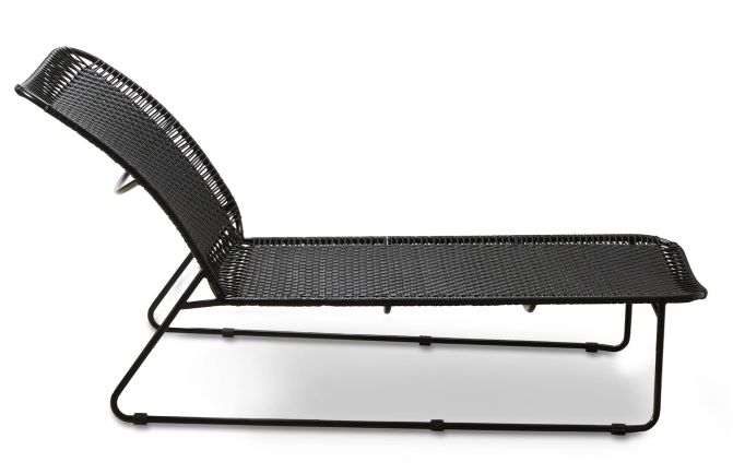 Schwarze Cielo Daybed Outdoor Liege von ames, geflochtene Sitzfläche und modernes Design.