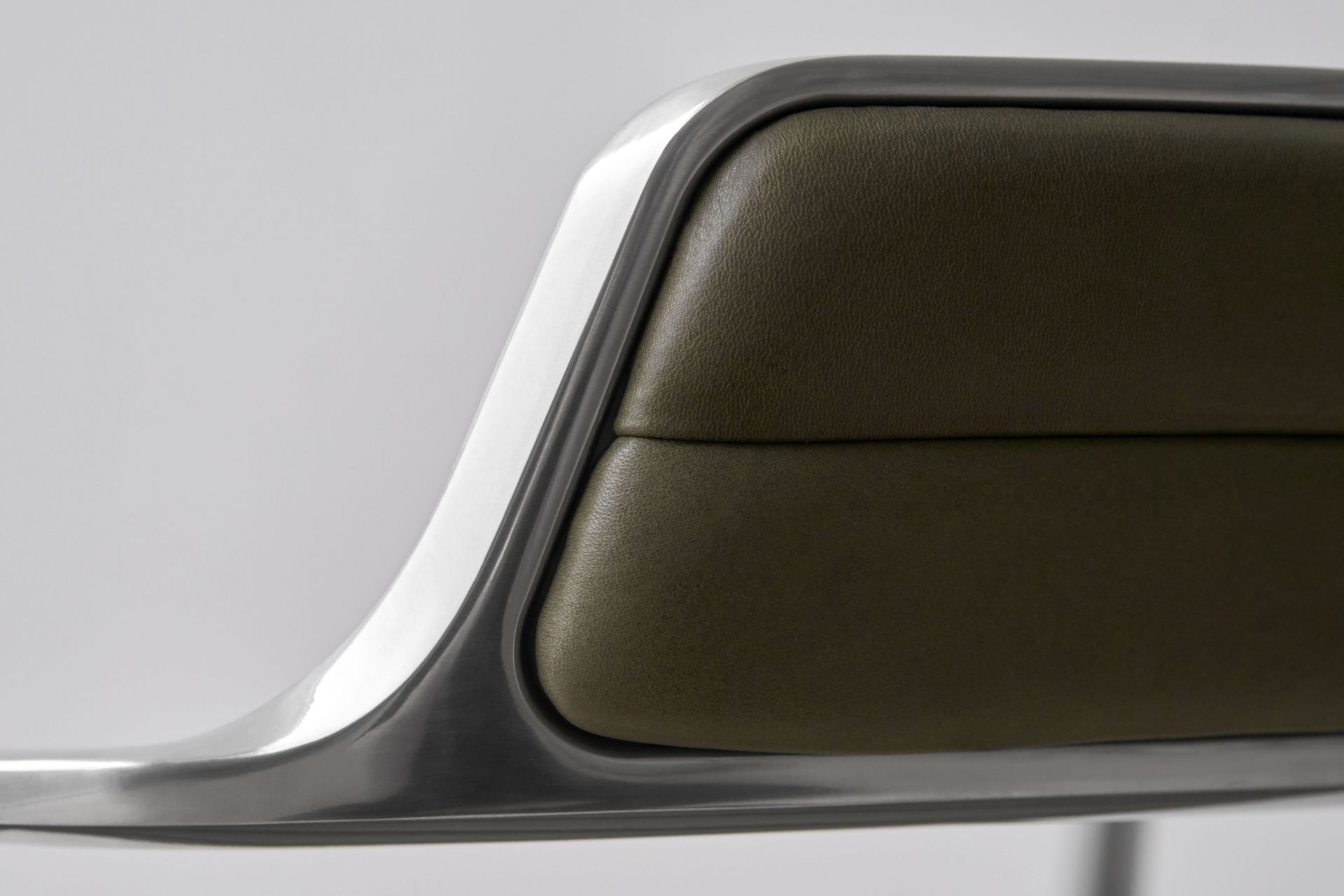 VIPP452 Swivel Stuhl mit Gleitern grünes Leder Vipp