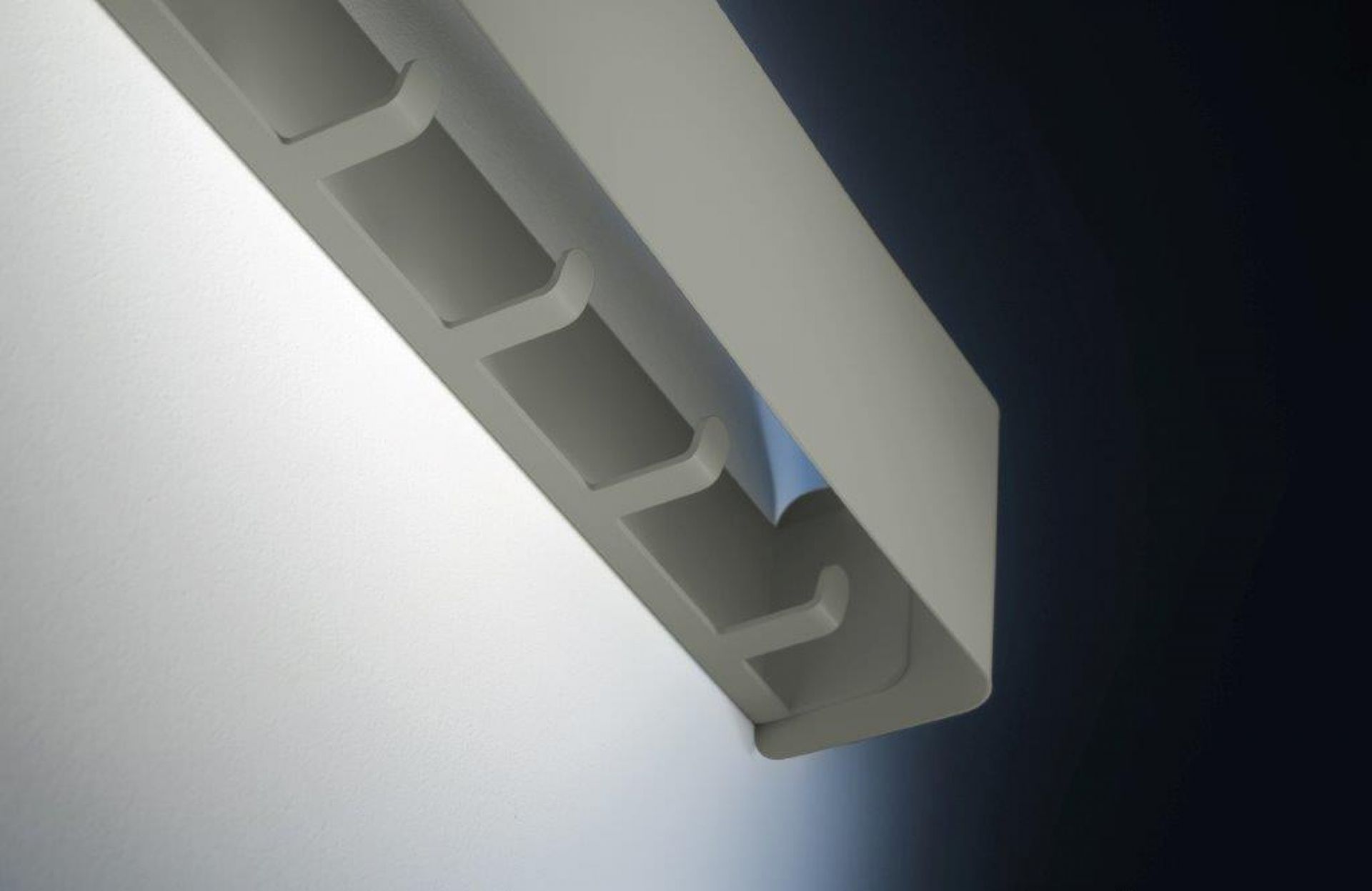 Radius Garderobe: Wandmontierte Hängegarderobe in Grau mit mehreren Haken für Jacken und Mäntel.