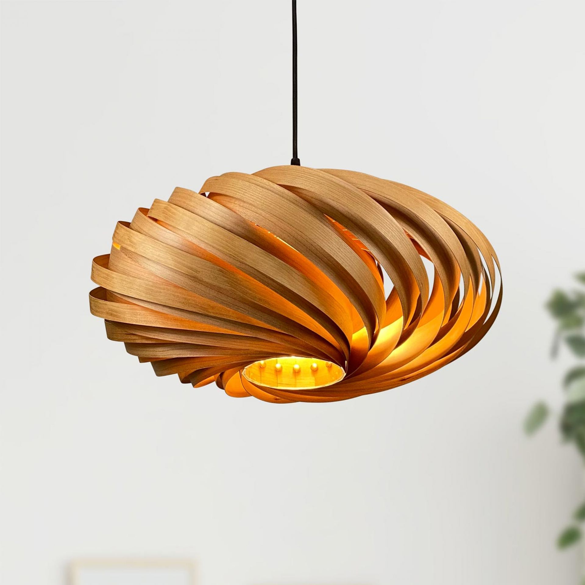 Veneria Hängeleuchte aus Kirschbaumholz, spiralförmiges Design, moderne Pendelleuchte für Wohnzimmer und Essbereich.