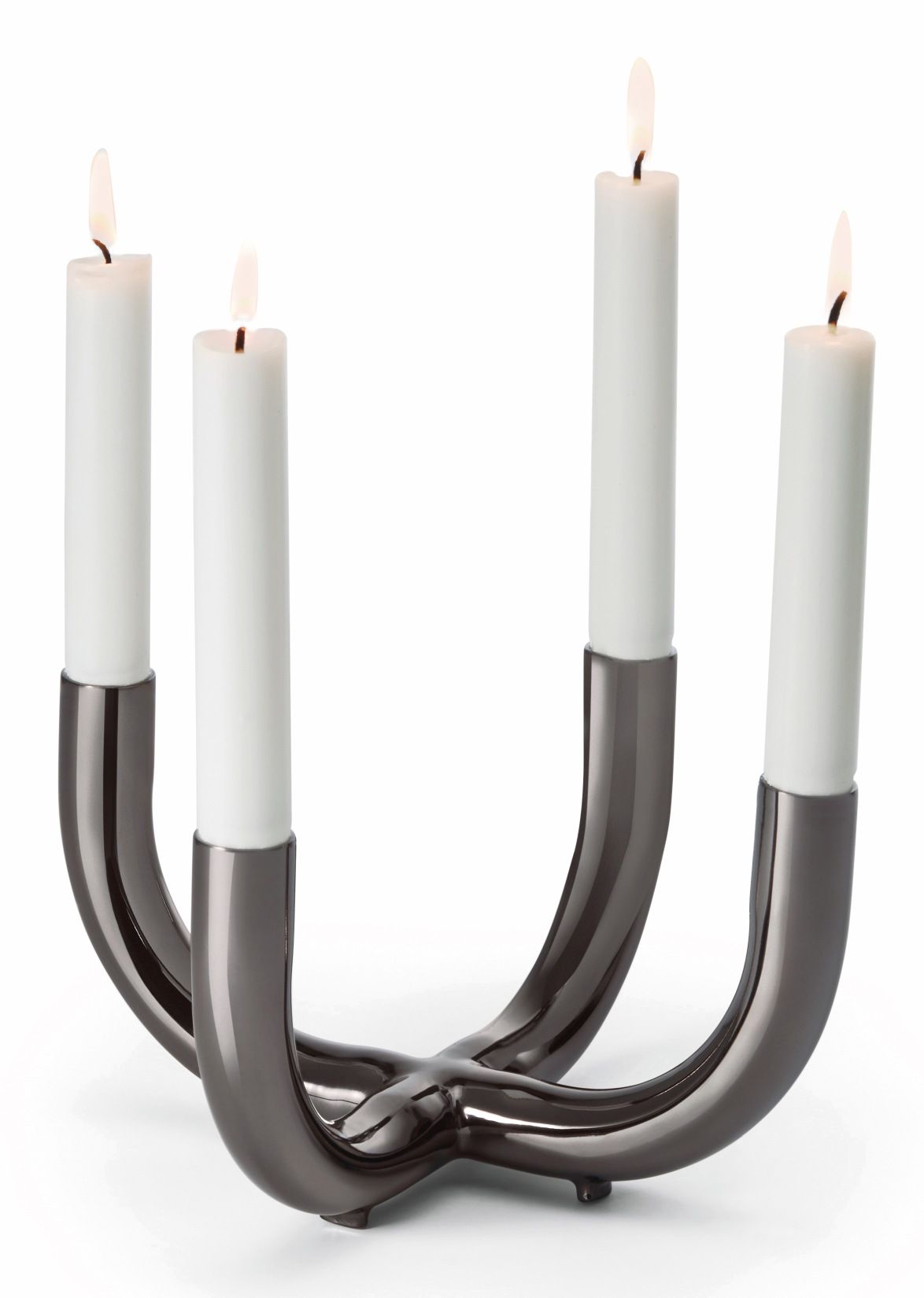 Salone Leuchter von Philippi mit vier brennenden, weißen Kerzen in einem modernen, dunklen Kerzenständer.