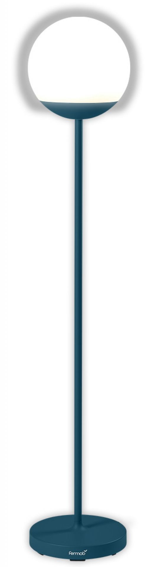 Mooon! Stehleuchte in Acapulcoblau von Fermob: Moderne Gartenleuchte mit runder Form und warmem Licht.
