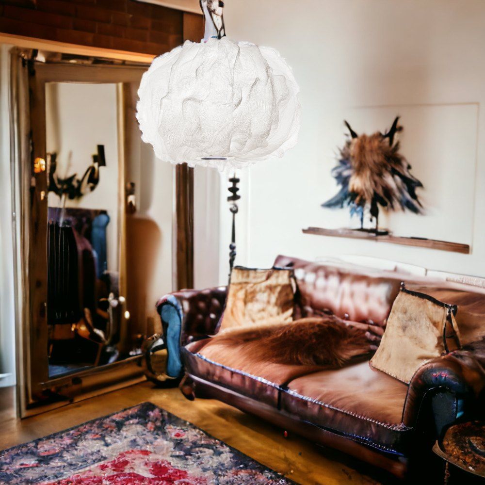 Weiße Nuée Pendelleuchte von Foscarini im Wohnzimmer, moderne Designerlampe für stilvolle Innenräume.